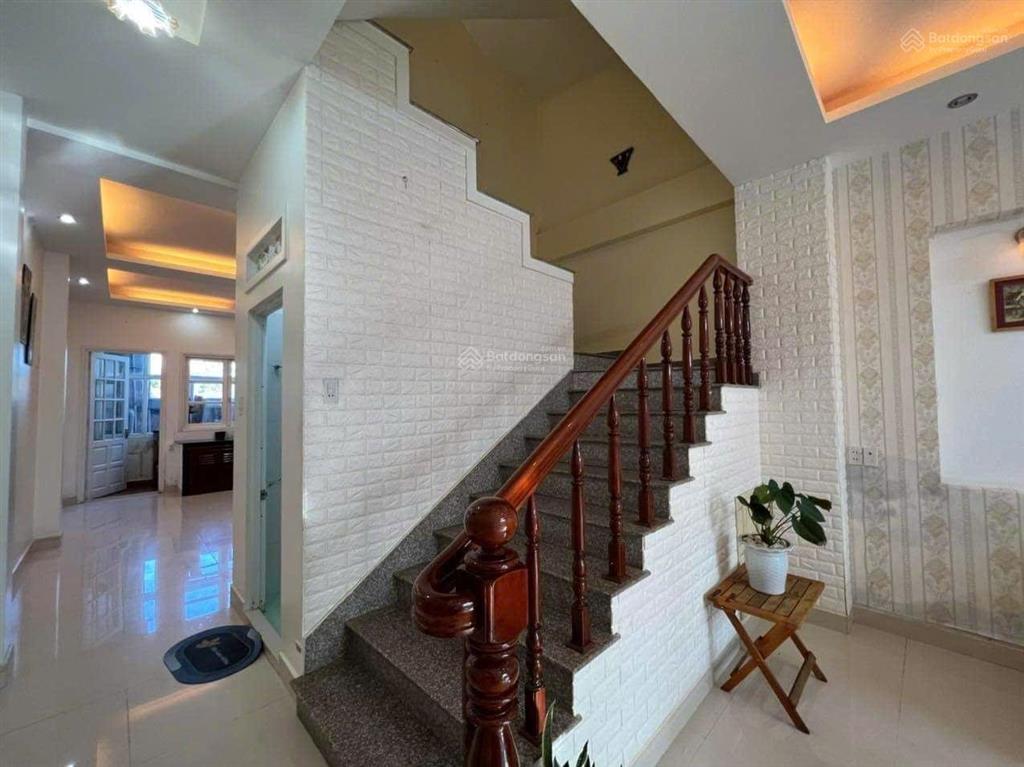 Cho thuê nhà nguyên căn sân đậu xe hơi phường 9 lữ gia đà lạt. uyên 0948 676 ***