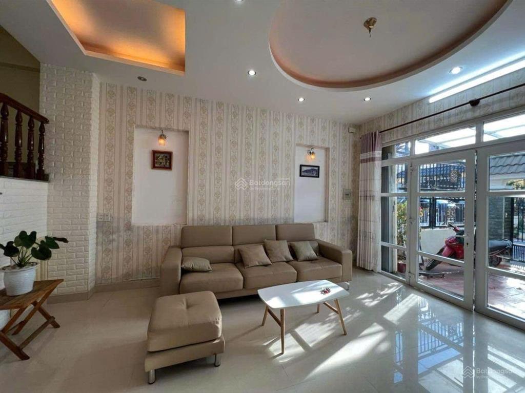Cho thuê nhà nguyên căn sân đậu xe hơi phường 9 lữ gia đà lạt. uyên 0948 676 ***
