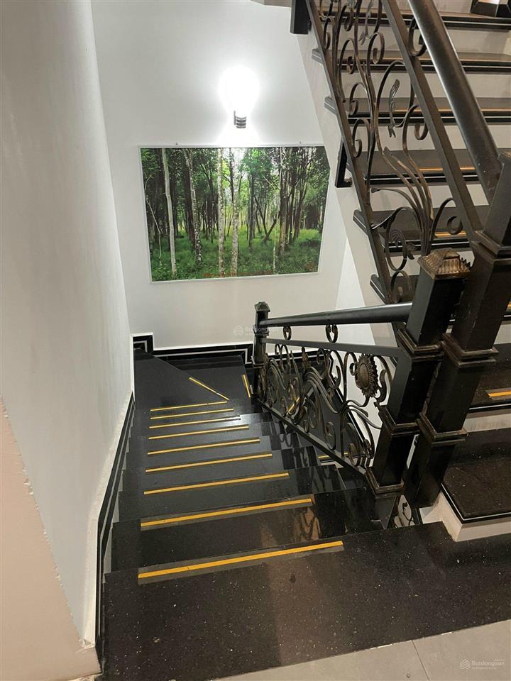 Phù hợp kinh doanh văn phòng, showroom... uyên 0948 676 ***
