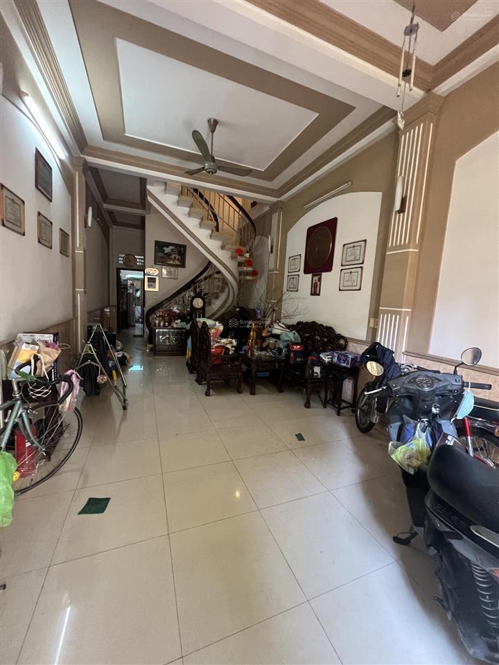 Cho thuê nguyên căn mặt tiền đường mê linh, phường 19 (cũ). dt 4,2x22m. trệt, 3 lầu. giá 49tr