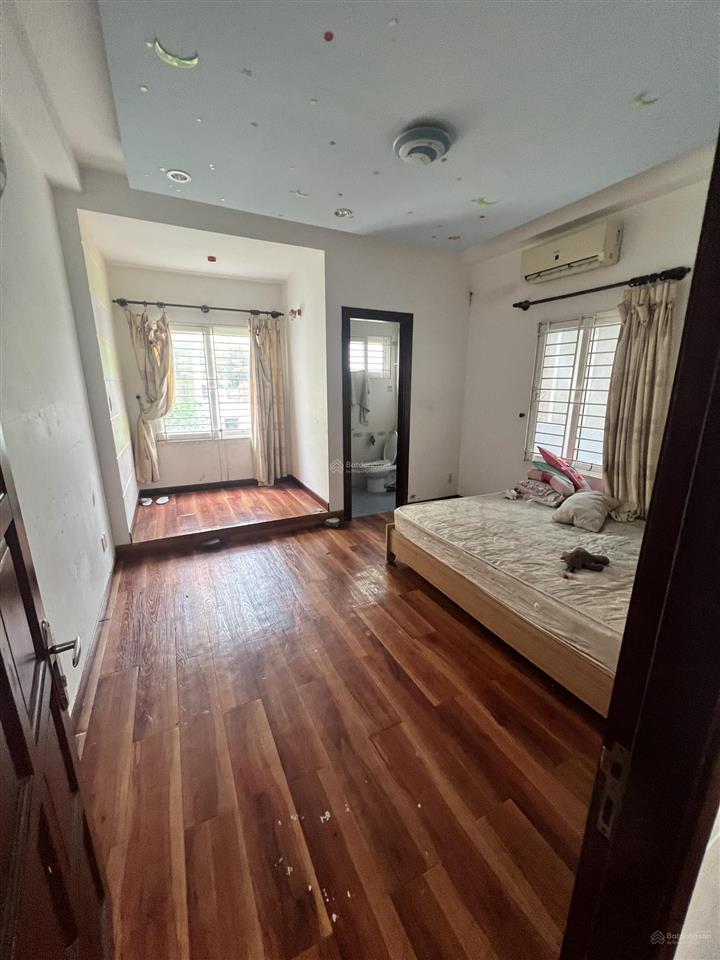 Cho thuê nguyên căn 4 lầu .đường lê quang định.,9p,9wc(thang máy)giá 45tr