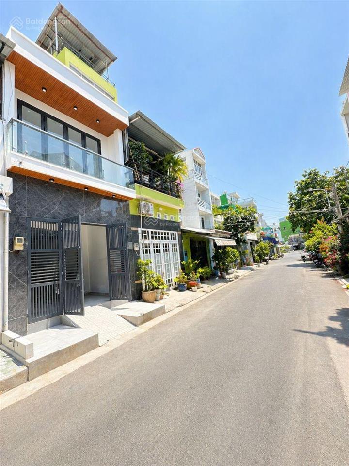 Bán nhà đường chiến lược xây 2 tầng hẻm 8m dt ngang 10x13. sổ không huy hoạch không lộ giới 4pn .