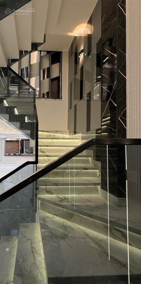Bán nhà mặt tiền ấp chiến lược gò xoài xây 5 tầng dt 4x17m giá 10tỷ8 sổ không lộ giới 6pn 5 toilet