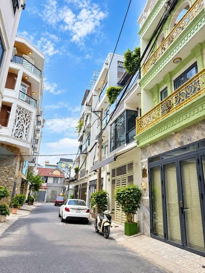 Nhà đẹp bình tân hẻm 8m ngay lê văn quới ngã tư bốn xã. 4 tầng có sân để xe dt 4.5x13m, 5pn lớn