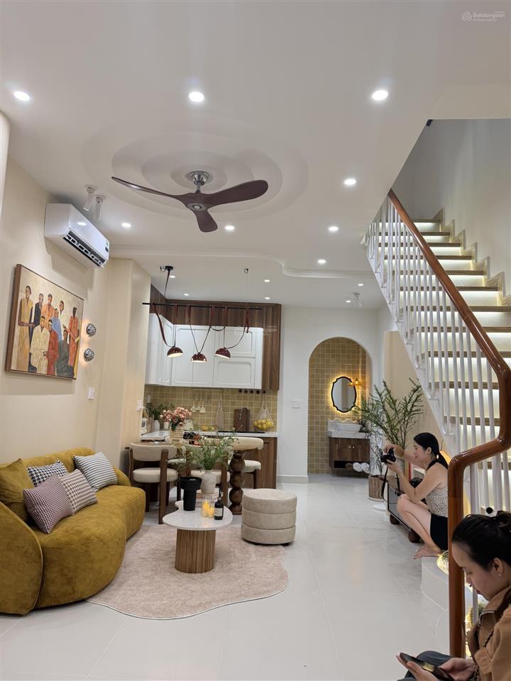 Bán nhà kế bên aeon tân phú diện tích 4x11m kết cấu trệt lầu sân thượng 3pn
vị trí gần uy b