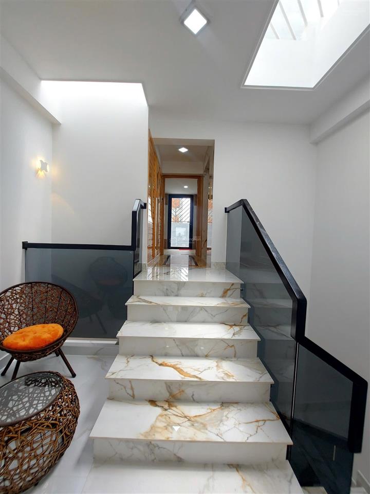 Bán nhà hxh lê trọng tấn 4x21m 5 tầng sân thượng thang máy 4pn 5tolet full nội thất không lộ giới .