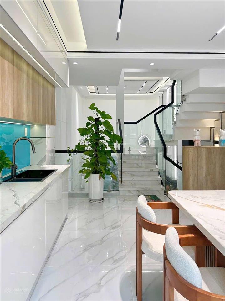 Bán nhà hẻm 8m khu đồng bộ lê văn quới. gần ngã tư bốn xã gia 8 ty hơn xíu xây 5 tầng dt 4x16m .