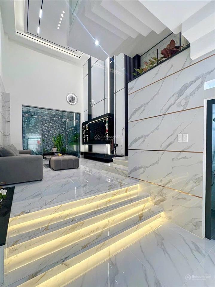 Bán nhà hẻm 8m khu đồng bộ lê văn quới. gần ngã tư bốn xã gia 8 ty hơn xíu xây 5 tầng dt 4x16m .