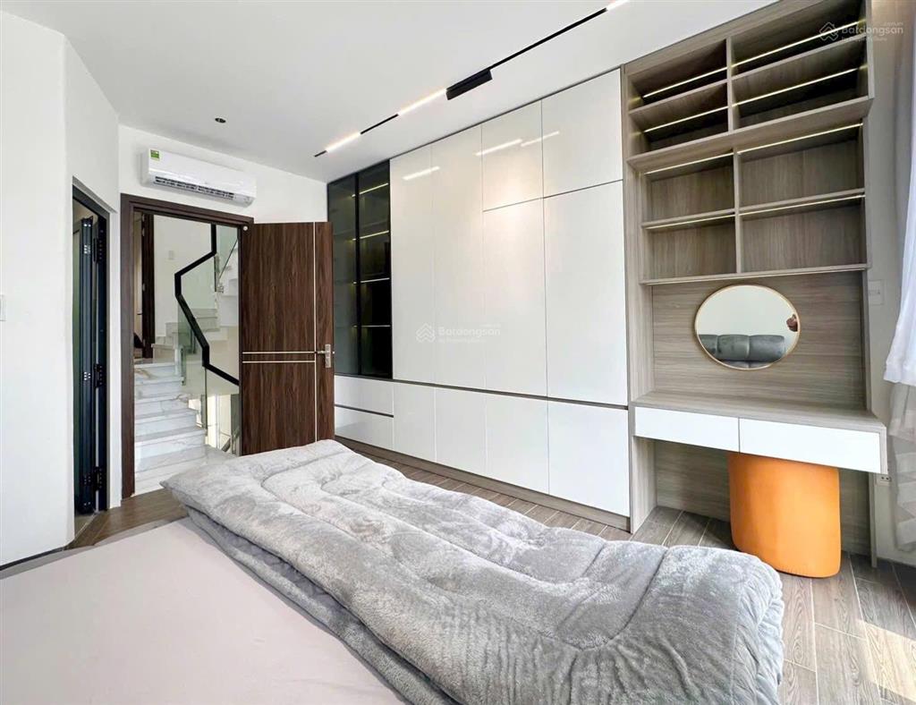 Bán nhà hẻm 8m khu đồng bộ lê văn quới. gần ngã tư bốn xã gia 8 ty hơn xíu xây 5 tầng dt 4x16m .