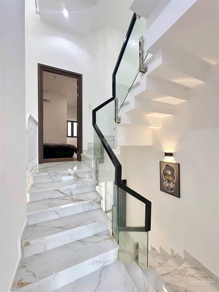 Bán nhà hẻm 8m khu đồng bộ lê văn quới. gần ngã tư bốn xã gia 8 ty hơn xíu xây 5 tầng dt 4x16m .
