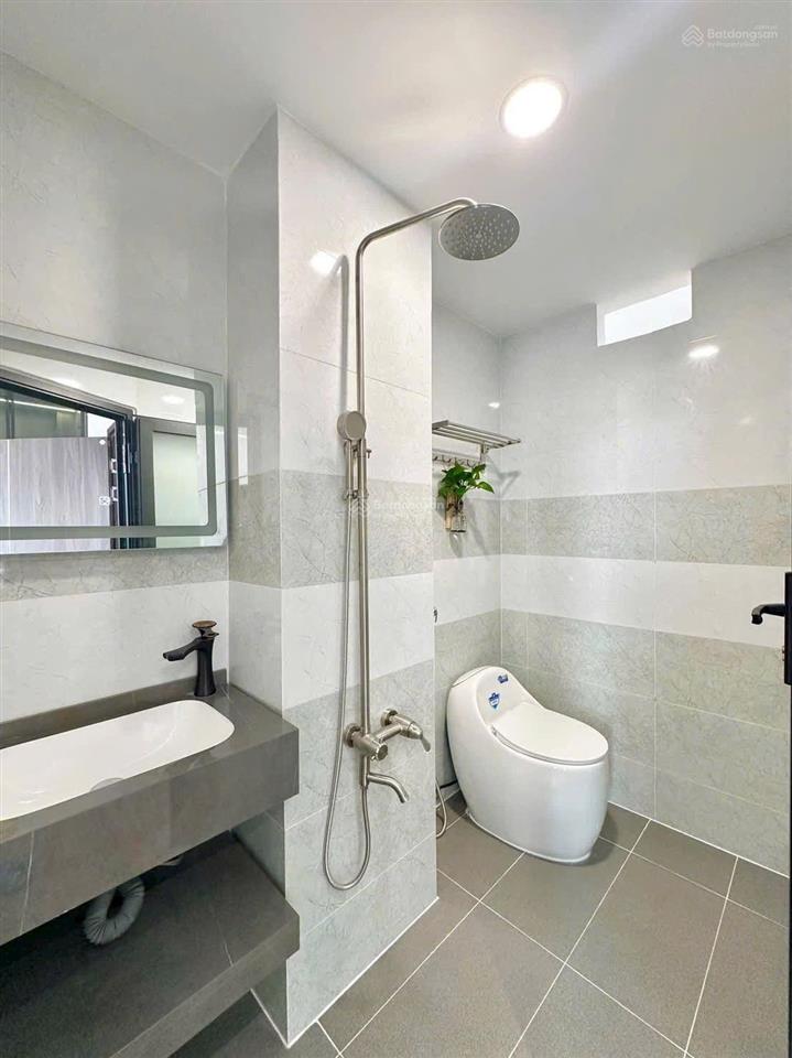Bán nhà hẻm 8m khu đồng bộ lê văn quới. gần ngã tư bốn xã gia 8 ty hơn xíu xây 5 tầng dt 4x16m .