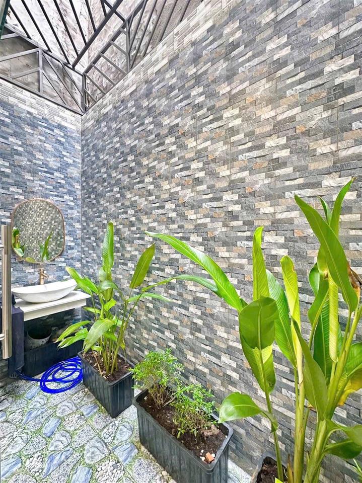 Bán nhà hẻm 8m khu đồng bộ lê văn quới. gần ngã tư bốn xã gia 8 ty hơn xíu xây 5 tầng dt 4x16m .