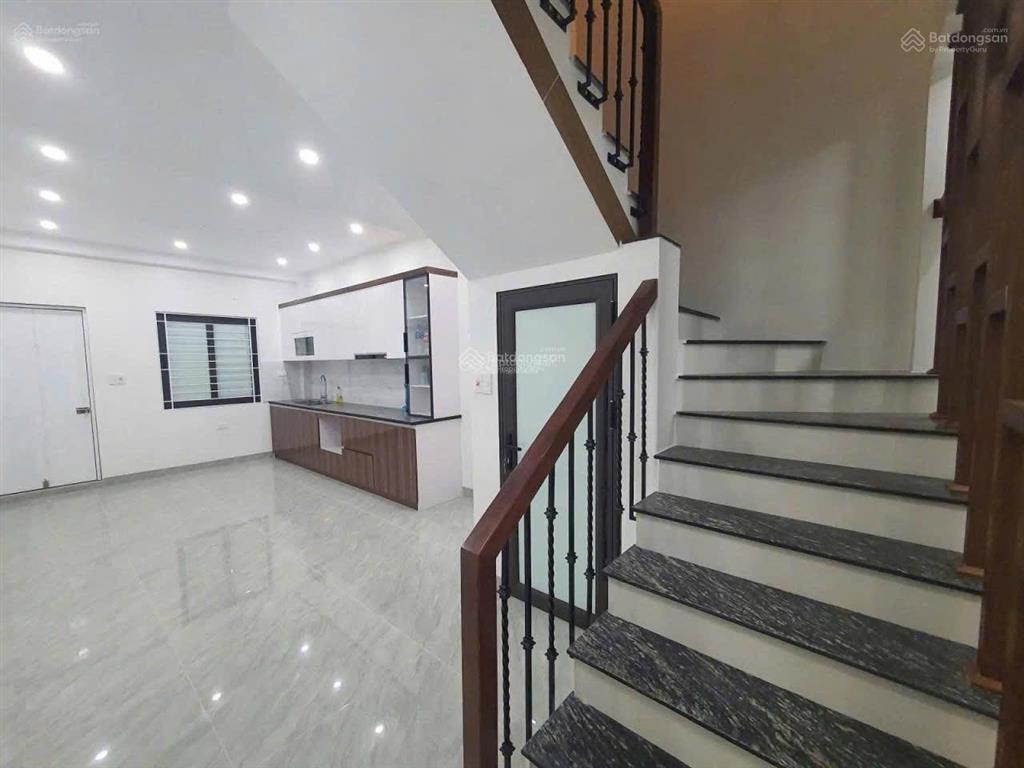 Cho thuê nhà mặt phố võ chí công dt 60m2 x 5 tầng, thang máy. giá 30tr/th
