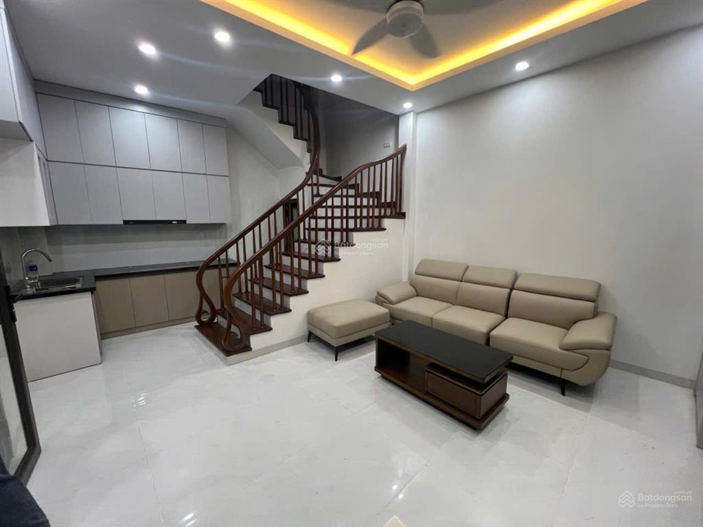 Cho thuê nhà nguyên căn ngõ 17 hoàng ngọc phách, đống đa. giá 25tr/th