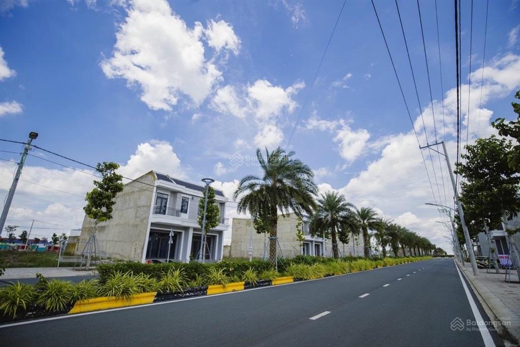 Bán gấp lô 2 mặt tiền giá chỉ 1tỷ080tr diện tích 108m2 đối diện công viên 7 kỳ quan lớn 2,8ha
