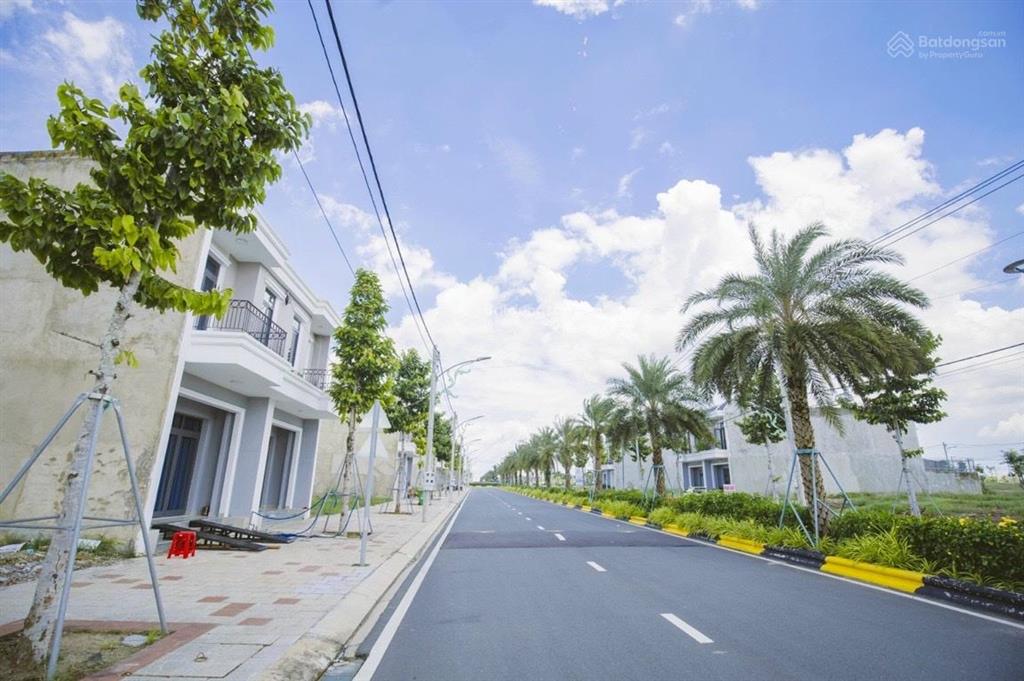 Bán gấp lô 2 mặt tiền giá chỉ 1tỷ080tr diện tích 108m2 đối diện công viên 7 kỳ quan lớn 2,8ha
