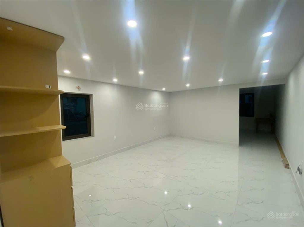 Cho thuê nhà mới xây, vài bước ra đường văn cao. chỉ từ 20tr. thích hợp vừa ở vừa làm văn phòng.