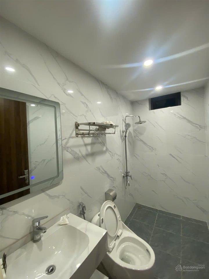 Cho thuê nhà mới xây, vài bước ra đường văn cao. chỉ từ 20tr. thích hợp vừa ở vừa làm văn phòng.