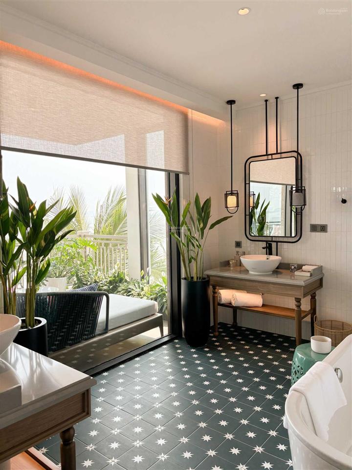 Bán căn biệt thự mặt biển 1 bước chạm cát, nổi bật hạ long, có bãi tắm riêng giá cực tốt