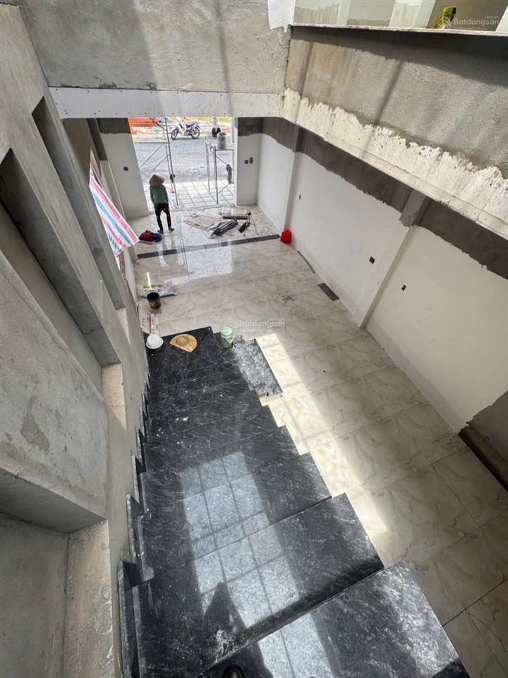 Nhà mặt phố 1 trệt 1 lầu giá 2,550 tỷ, chợ tân hiệp, kcn nam tân uyên