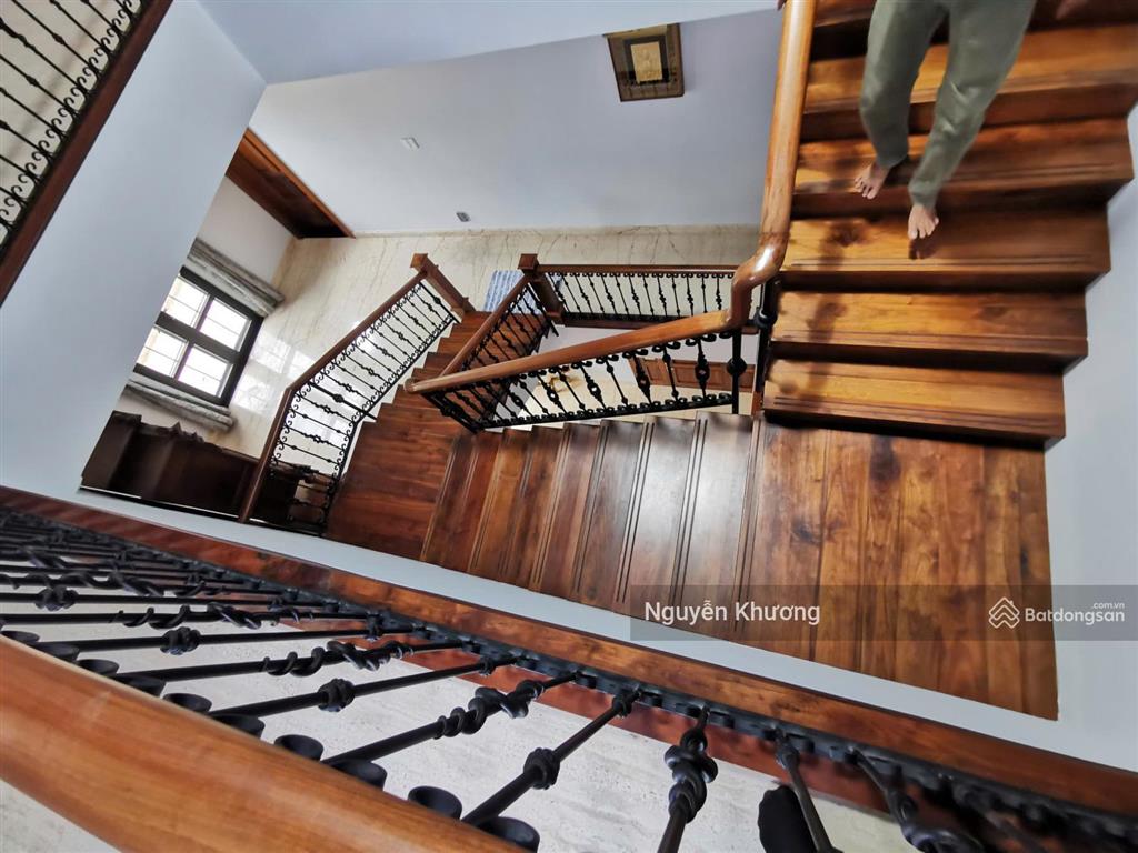 Biệt thự trung tâm phú nhuận đường nguyễn trọng tuyển (dt 10x22m) 3 tầng + sân vườn  giá 36.5 tỷ