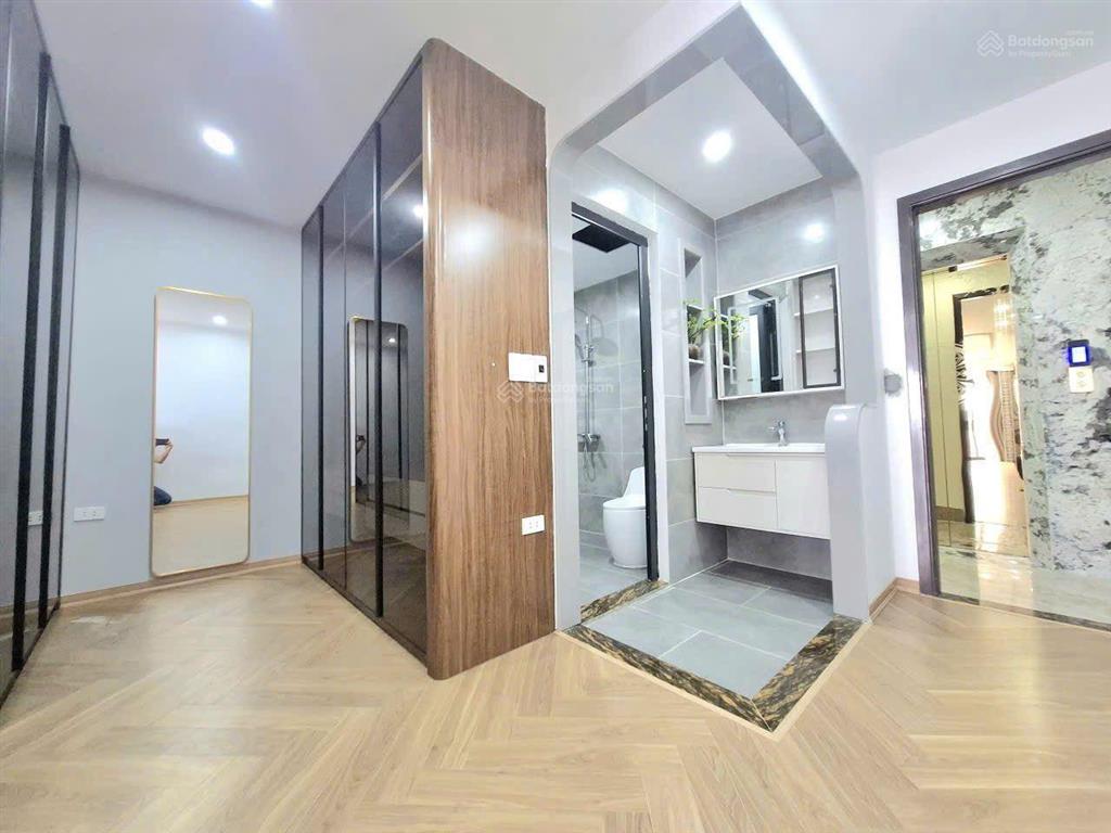 Giảm chào 3 tỷ, mặt ngõ kinh doanh đỉnh, view hồ 30ha, gara 2 ô tô