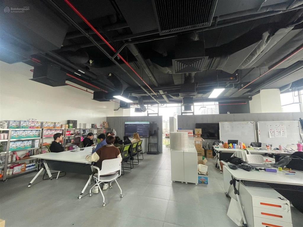 Bql cho thuê vp 500m2 cắt nhỏ từ 200m2 có nội thất vinhomes west point vào được luôn