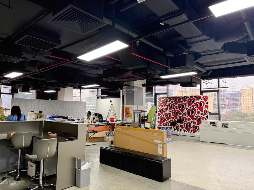 Bql cho thuê vp 500m2 cắt nhỏ từ 200m2 có nội thất vinhomes west point vào được luôn