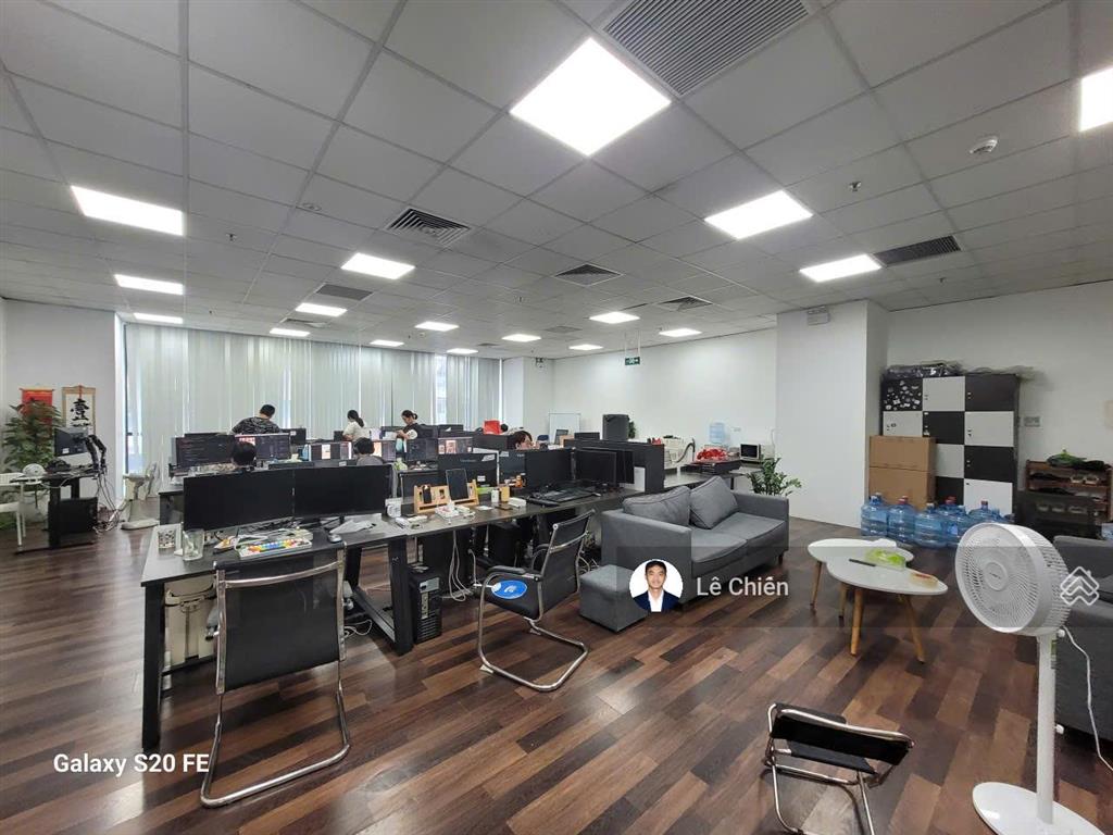 Nhượng vp thuê 200m2 cắt nhỏ 100m2 sẵn nội thất sàn gỗ đẹp goldseason nguyễn tuân