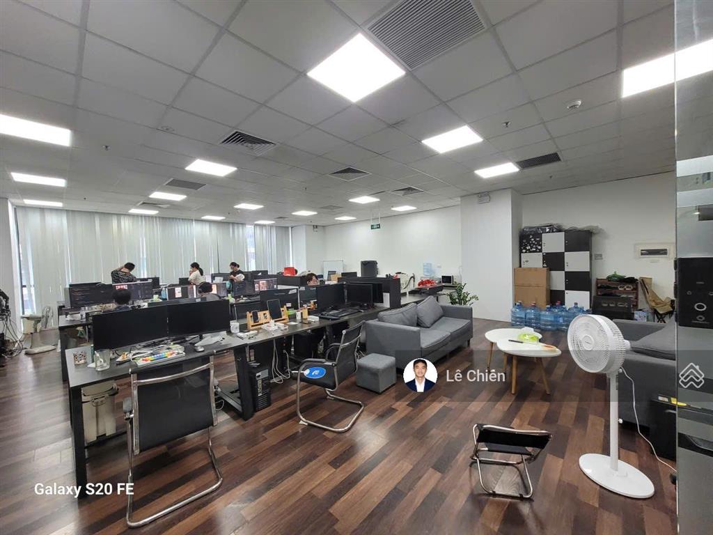 Nhượng vp thuê 200m2 cắt nhỏ 100m2 sẵn nội thất sàn gỗ đẹp goldseason nguyễn tuân