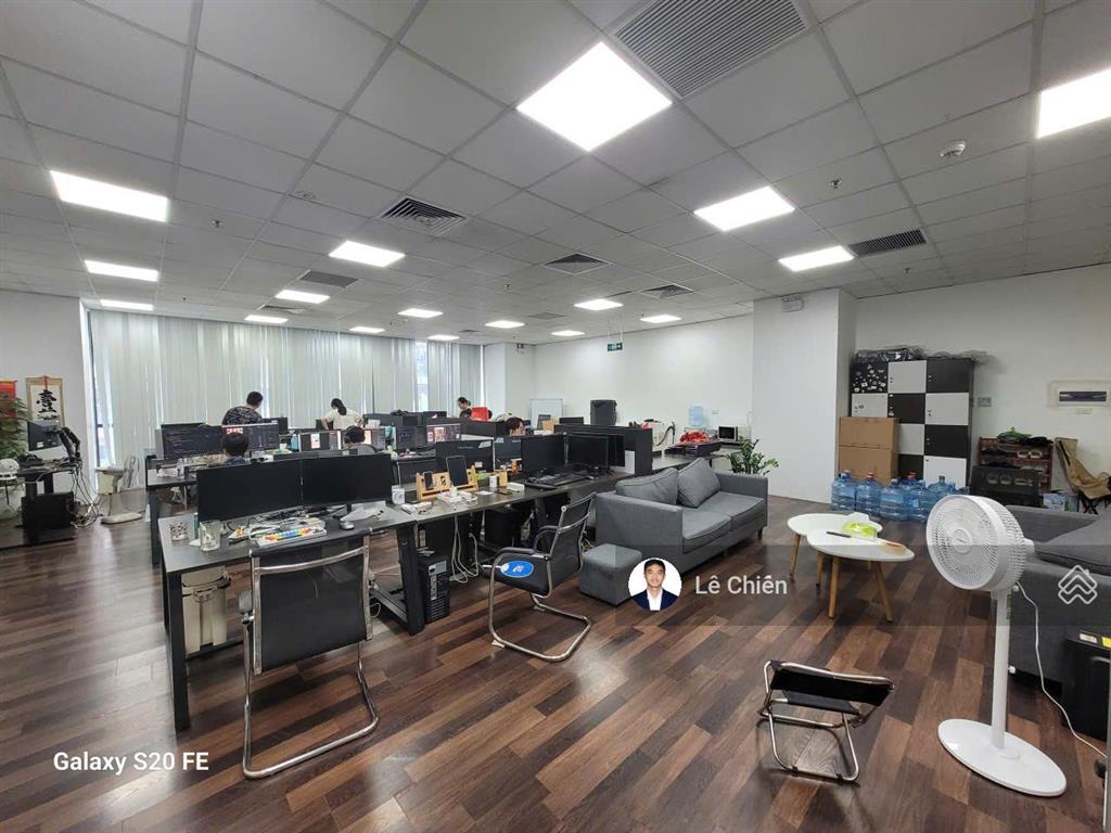 Nhượng vp thuê 200m2 cắt nhỏ 100m2 sẵn nội thất sàn gỗ đẹp goldseason nguyễn tuân