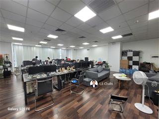 Nhượng vp thuê 200m2 cắt nhỏ 100m2 sẵn nội thất sàn gỗ đẹp goldseason nguyễn tuân
