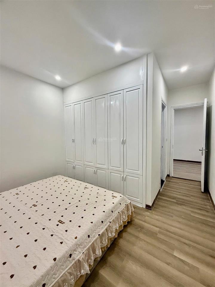 2,4 tỉ cho một căn 2 ngủ 2 vs 76m2, full nội thất còn mới, chung cư nằm ngay trục đường chính hqv