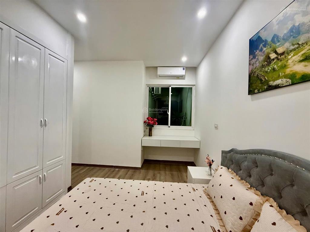 2,4 tỉ cho một căn 2 ngủ 2 vs 76m2, full nội thất còn mới, chung cư nằm ngay trục đường chính hqv