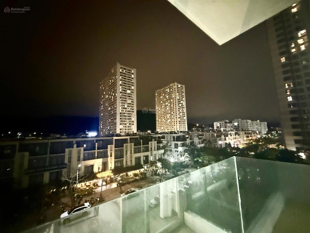 2,4 tỉ cho một căn 2 ngủ 2 vs 76m2, full nội thất còn mới, chung cư nằm ngay trục đường chính hqv