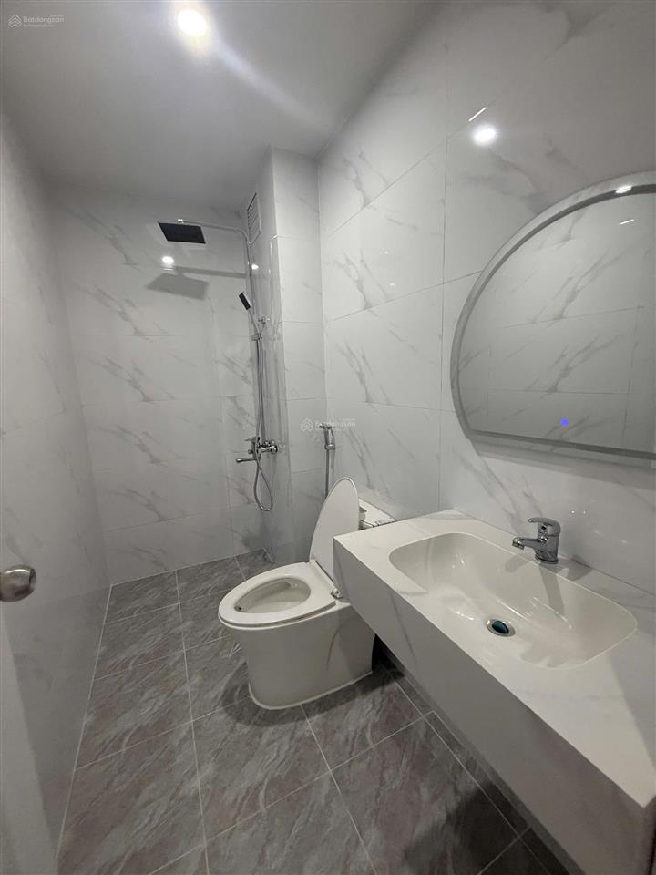 2,4 tỉ cho một căn 2 ngủ 2 vs 76m2, full nội thất còn mới, chung cư nằm ngay trục đường chính hqv