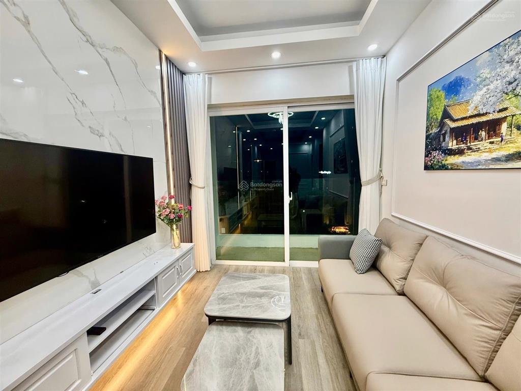 2,4 tỉ cho một căn 2 ngủ 2 vs 76m2, full nội thất còn mới, chung cư nằm ngay trục đường chính hqv