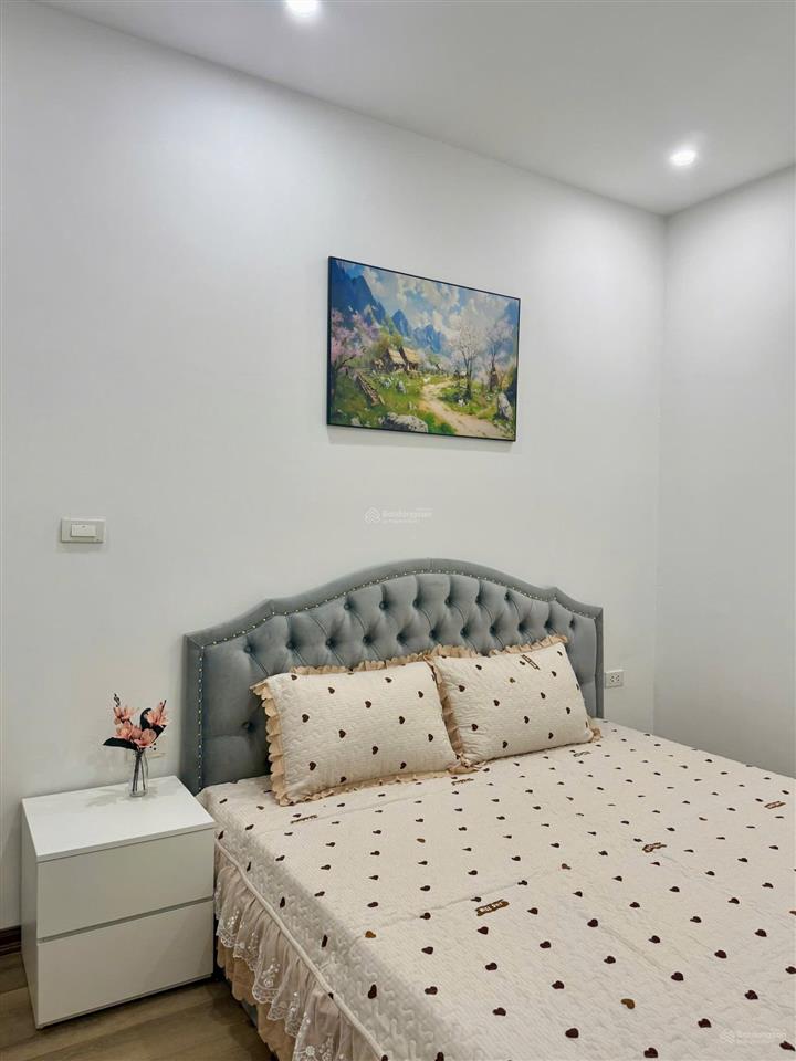 2,4 tỉ cho một căn 2 ngủ 2 vs 76m2, full nội thất còn mới, chung cư nằm ngay trục đường chính hqv
