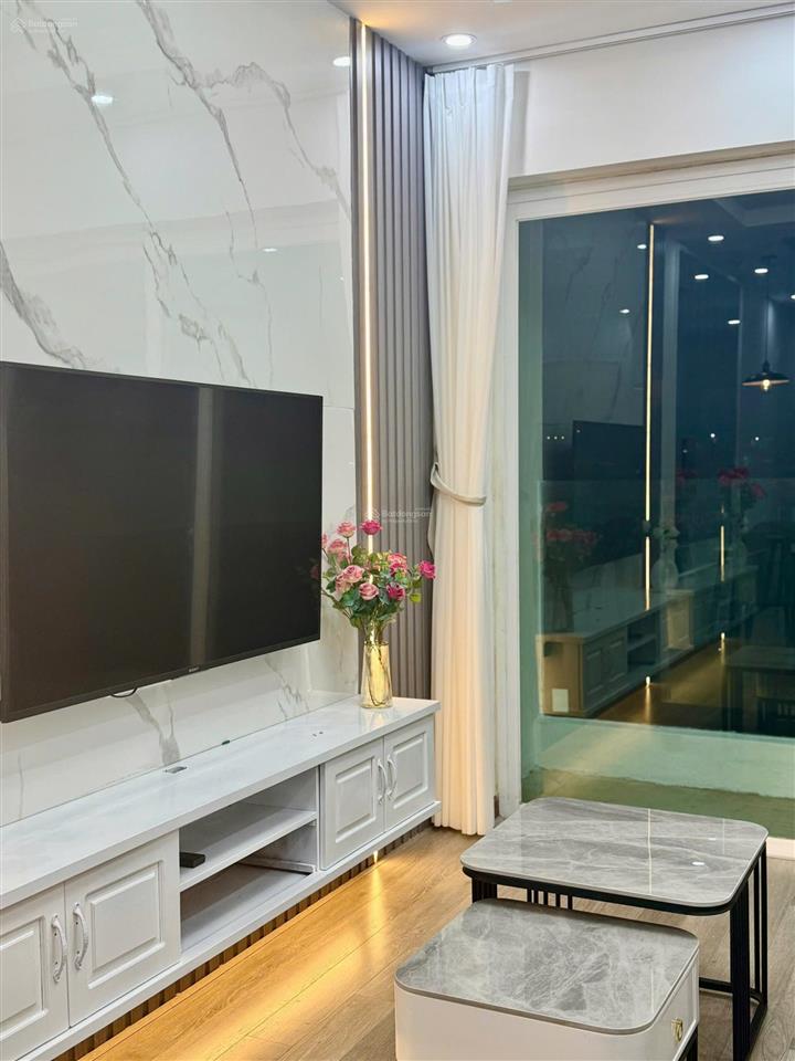 2,4 tỉ cho một căn 2 ngủ 2 vs 76m2, full nội thất còn mới, chung cư nằm ngay trục đường chính hqv