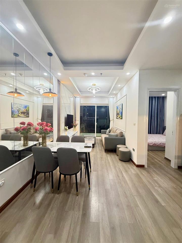 2,4 tỉ cho một căn 2 ngủ 2 vs 76m2, full nội thất còn mới, chung cư nằm ngay trục đường chính hqv