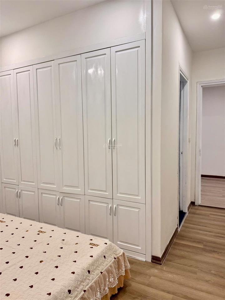 2,4 tỉ cho một căn 2 ngủ 2 vs 76m2, full nội thất còn mới, chung cư nằm ngay trục đường chính hqv