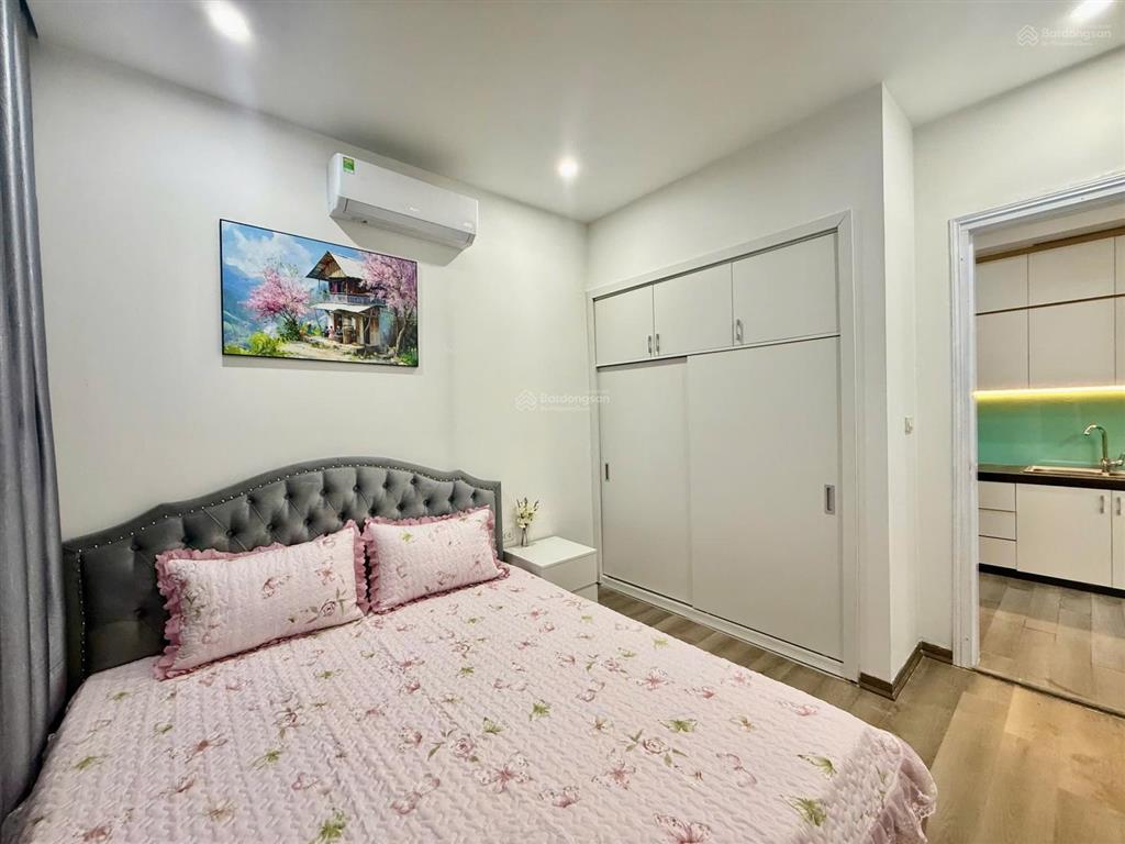 2,4 tỉ cho một căn 2 ngủ 2 vs 76m2, full nội thất còn mới, chung cư nằm ngay trục đường chính hqv