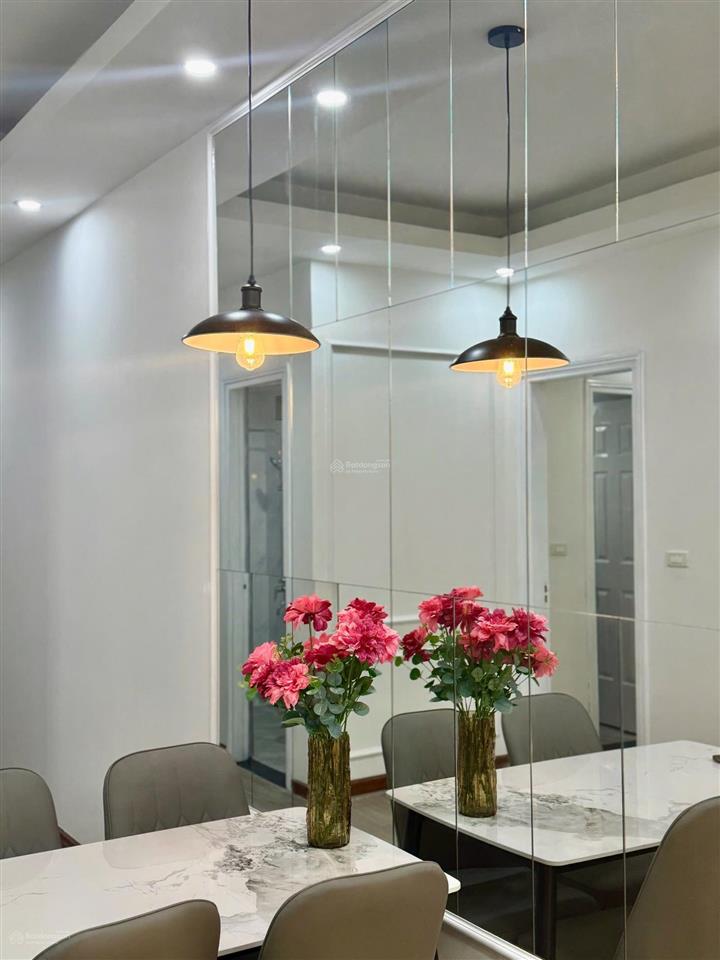 2,4 tỉ cho một căn 2 ngủ 2 vs 76m2, full nội thất còn mới, chung cư nằm ngay trục đường chính hqv