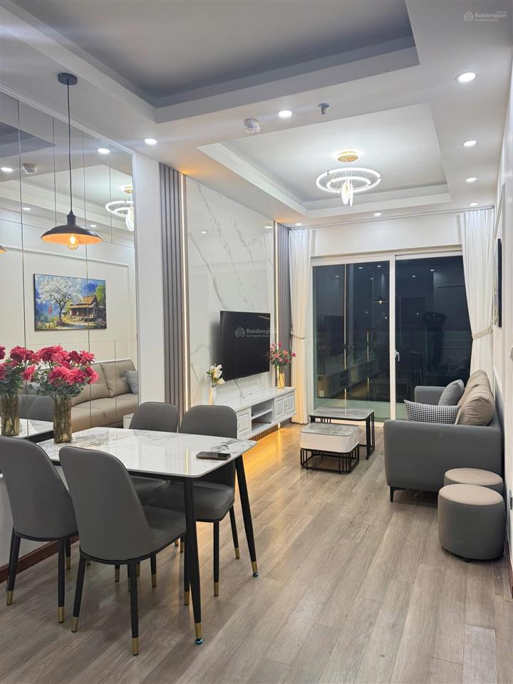 2,4 tỉ cho một căn 2 ngủ 2 vs 76m2, full nội thất còn mới, chung cư nằm ngay trục đường chính hqv