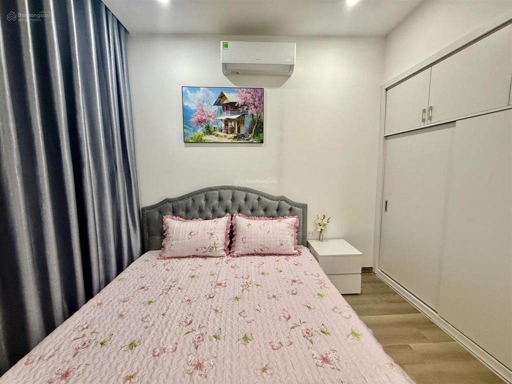 2,4 tỉ cho một căn 2 ngủ 2 vs 76m2, full nội thất còn mới, chung cư nằm ngay trục đường chính hqv