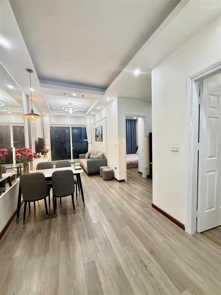 2,4 tỉ cho một căn 2 ngủ 2 vs 76m2, full nội thất còn mới, chung cư nằm ngay trục đường chính hqv