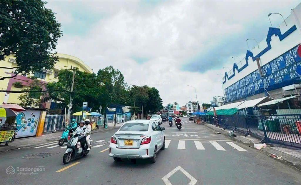 Gia đình đi định cư bán căn nhà quận 6, 8.6x20m, nở hậu 12m  4 tầng, gần chợ phú lâm