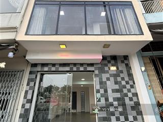 Mặt tiền võ văn kiệt, 3 lầu 4.6m x 6m chỉ hơn 6 tỷ.  0909 779 *** hiệp realty