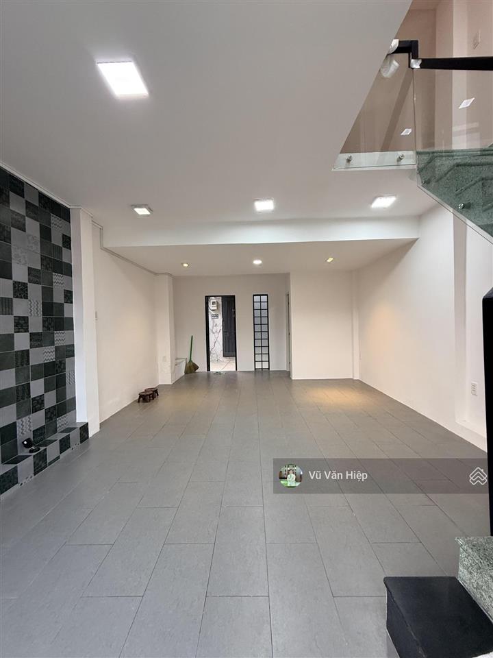 Mặt tiền võ văn kiệt, 3 lầu 4.6m x 6m chỉ hơn 6 tỷ.  0909 779 *** hiệp realty