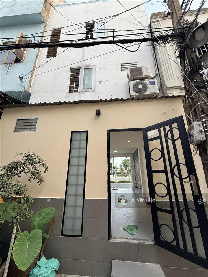 Mặt tiền võ văn kiệt, 3 lầu 4.6m x 6m chỉ hơn 6 tỷ.  0909 779 *** hiệp realty